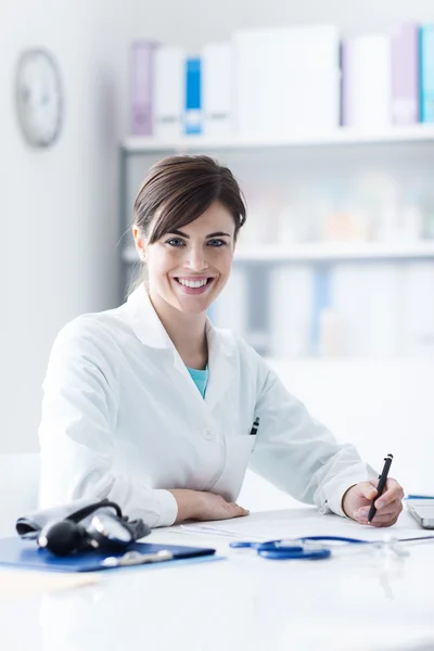 Médico trabalhando na mesa de escritório — Fotografia de Stock