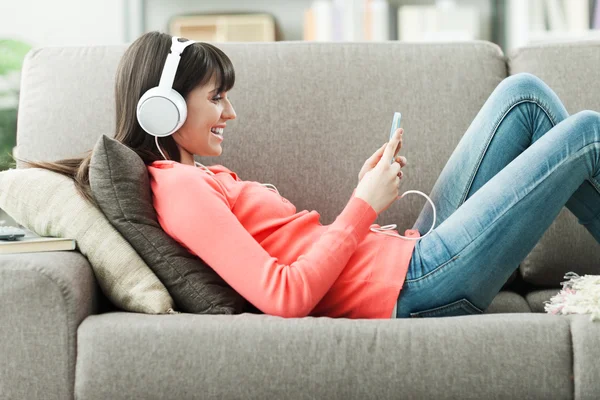 Vrouw die naar muziek luistert — Stockfoto