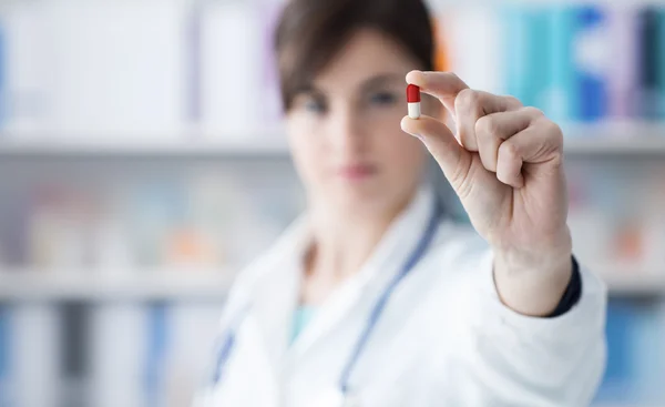 Doktor drží pilulku — Stock fotografie