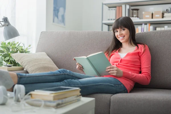 Entspannung mit einem Buch — Stockfoto