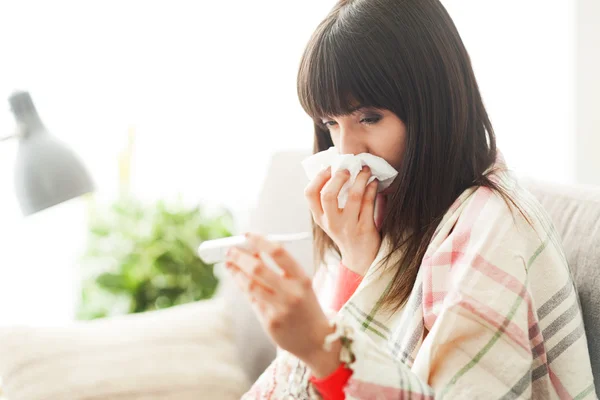 Wanita sedang flu — Stok Foto