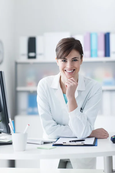 Atractivo médico posando en la recepción de la clínica — Foto de Stock