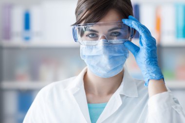 Koruyucu gözlük takan doktor
