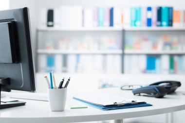 Modern ofis Resepsiyon ile bilgisayar ve telefon, raflar üzerinde arka plan
