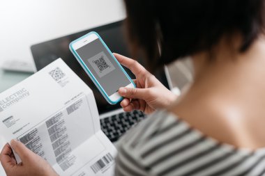 Kadın onun smartphone ile fatura ödeme