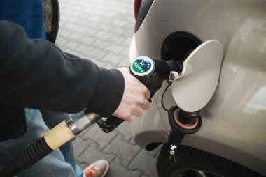 Bir motosiklet ile Motorin arabasına doldurur