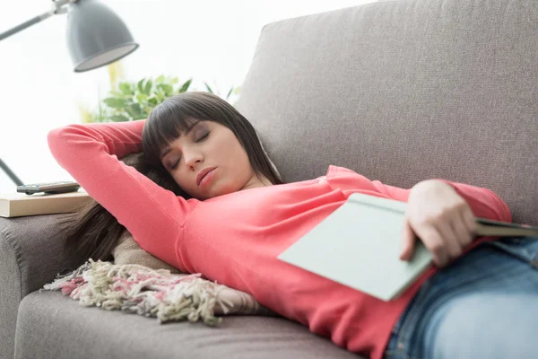 Wanita tidur siang di sofa — Stok Foto