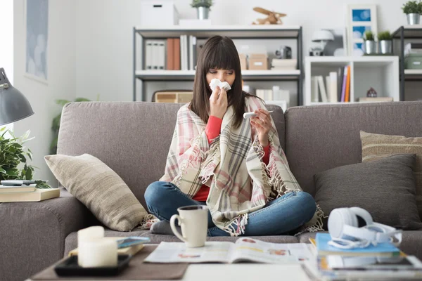 Wanita sakit dengan dingin dan flu — Stok Foto