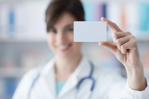 Doctor sosteniendo una tarjeta de visita —  Fotos de Stock