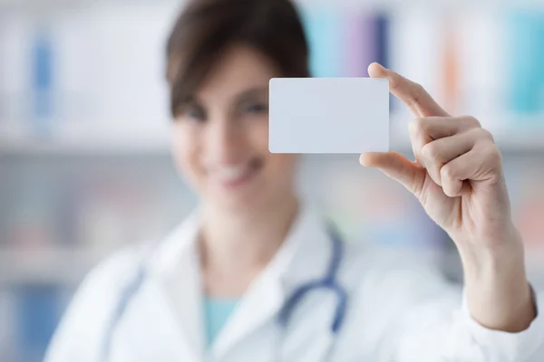 Doctor holding a business card — Stock Photo, Image