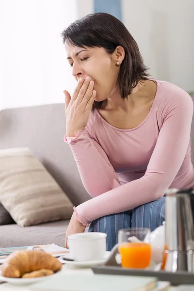 Schläfrige Frau wacht auf — Stockfoto