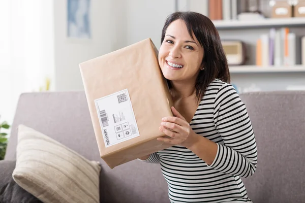 Donna che riceve un pacco — Foto Stock