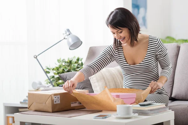 Mujer desempacando un paquete —  Fotos de Stock