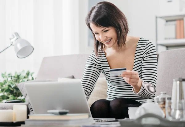 Frau kauft online ein — Stockfoto