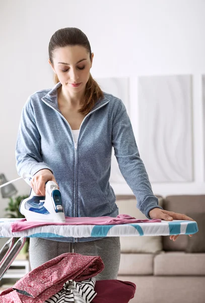 Mujer planchando en casa —  Fotos de Stock