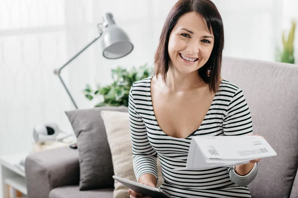 Mujer revisando facturas domésticas — Foto de Stock