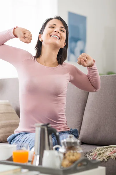 Mujer somnolienta despertando — Foto de Stock