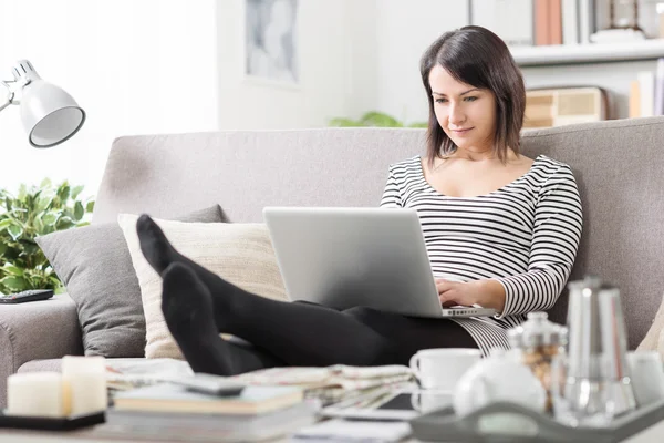 Mulher usando um laptop em casa — Fotografia de Stock