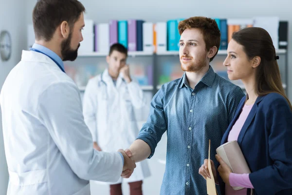 Patient and doctor shaking hands — Stock Photo, Image