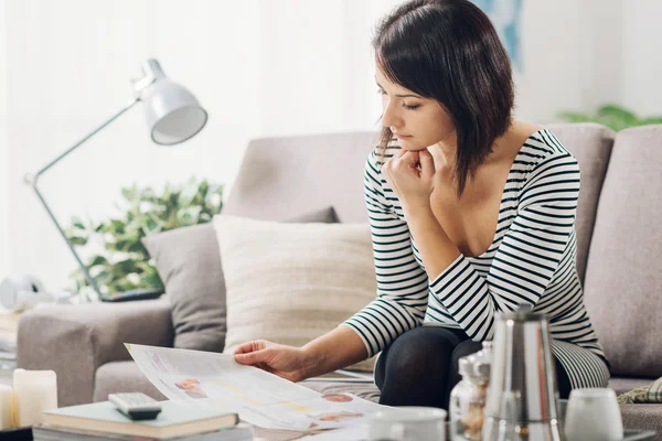 Woman reading a magazine on the couch — Stock Photo, Image