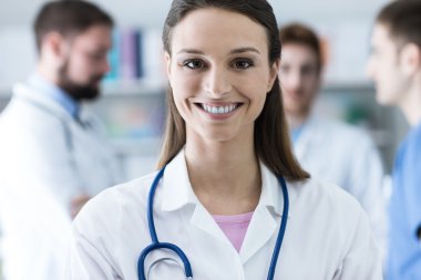 kameraya gülümseyen kadın doktor