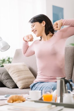 Uyanmak uykulu kadın