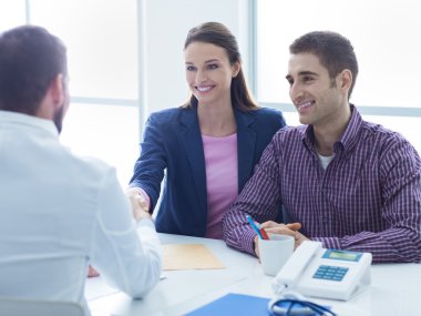 Doktorun ofisinde genç Çift