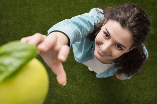 Kvinna plockar ett äpple — Stockfoto