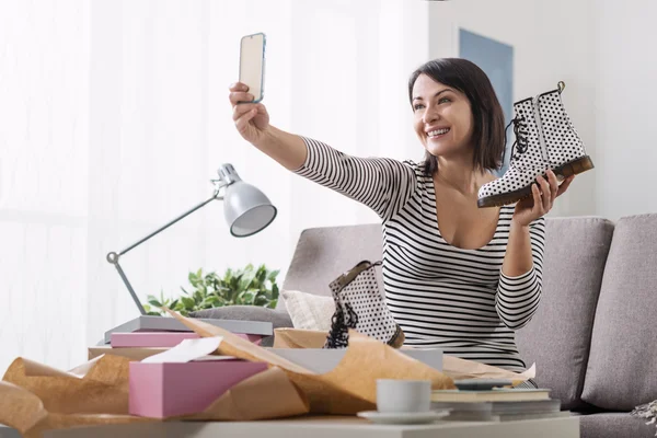 Mujer tomando una selfie con sus nuevas compras —  Fotos de Stock