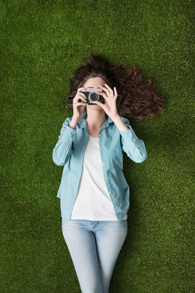 Fotógrafo na grama — Fotografia de Stock