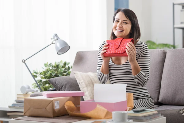 Mujer desempacando un paquete — Foto de Stock