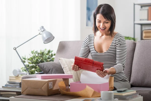 Mujer desempacando un paquete —  Fotos de Stock