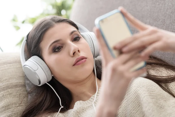 Mädchen mit Smartphone — Stockfoto