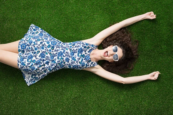 Mulher alegre relaxante na grama — Fotografia de Stock