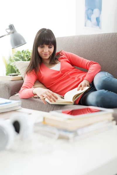 Woman reading a novel — Stock Photo, Image