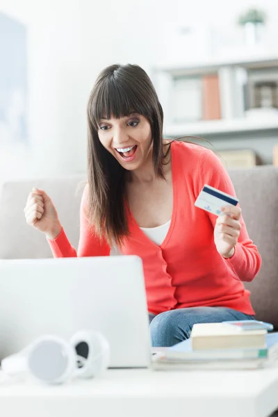 Vrouw winkelen online — Stockfoto