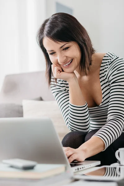 Γυναίκα χρησιμοποιώντας ένα φορητό υπολογιστή στο σπίτι — Φωτογραφία Αρχείου