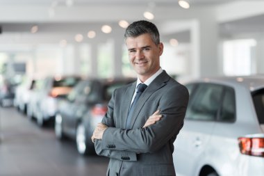 Kendine güvenen araba satıcısı, showroom