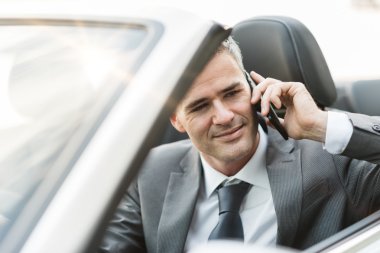 Lüks bir araba sürüş emin çekici işadamı