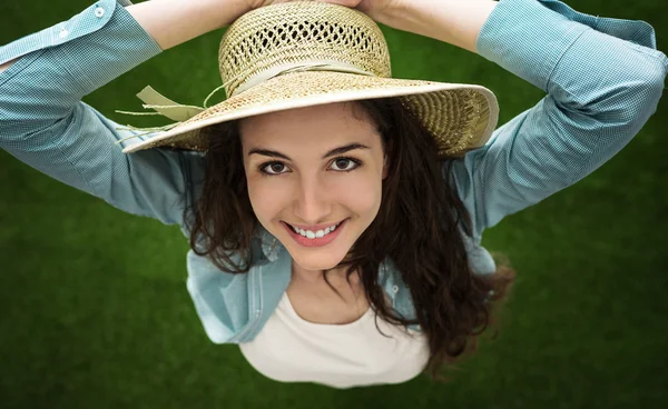 Жінка з солом'яним капелюхом — стокове фото