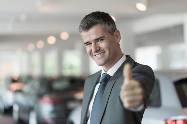 Carro vendedor dando um polegar para cima — Fotografia de Stock