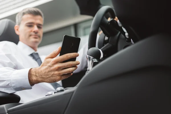 Geschäftsmann nutzt Handy-Apps — Stockfoto