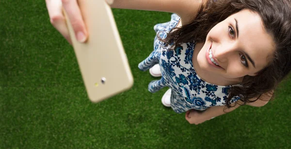 Frau macht ein Selfie — Stockfoto