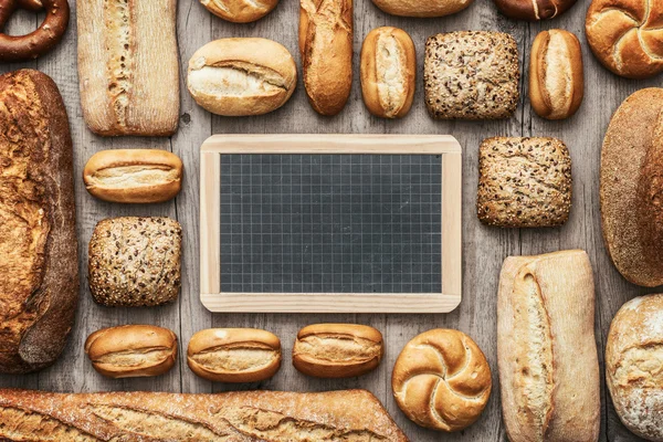 Pão fresco e chalkboard — Fotografia de Stock