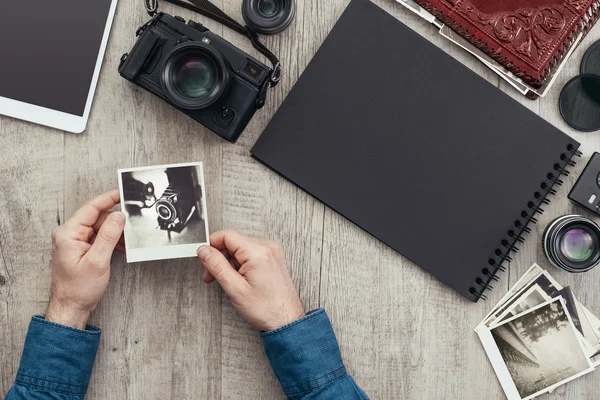 Equipo fotográfico y álbum de fotos — Foto de Stock