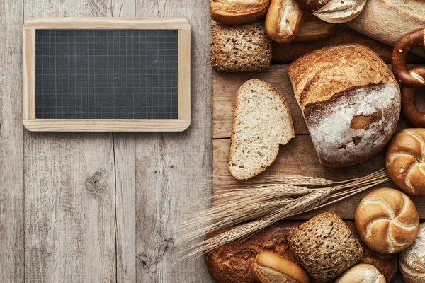 Pão fresco e chalkboard — Fotografia de Stock