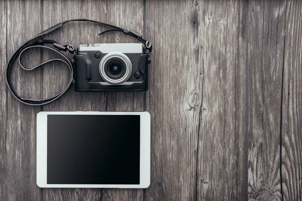 Professionelle Kamera und Tablet — Stockfoto