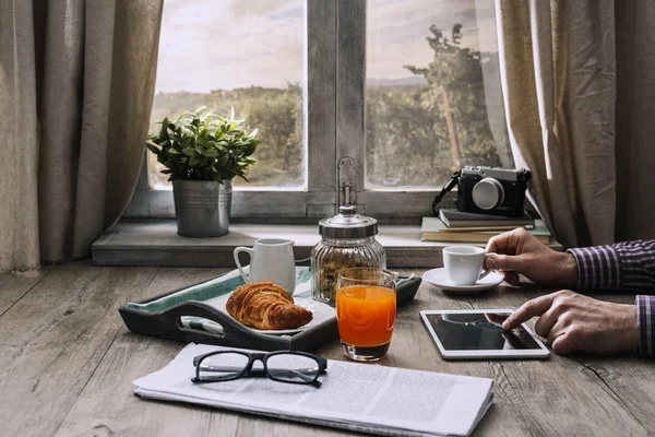 Hipster adam bir ülkede evde sağlıklı bir kahvaltı — Stok fotoğraf