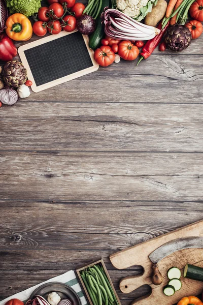 Verdure fresche su un piano di lavoro in legno — Foto Stock