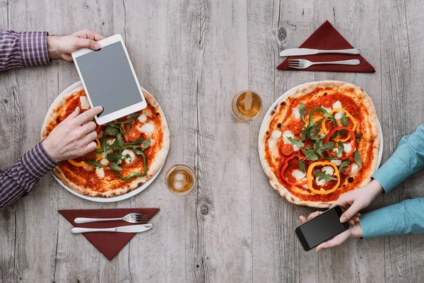 Freunde essen gemeinsam Pizza — Stockfoto